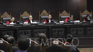 Ketua hakim negara datuk seri utama tengku maimun tuan mat hari ini mengetuai senarai penerima dan dikurniakan darjah panglima mangku negara (pmn) yang membawa gelaran 'tan sri'. Profil 9 Hakim Mahkamah Konstitusi Yang Tangani Sengketa Pilpres Pilpres Tempo Co