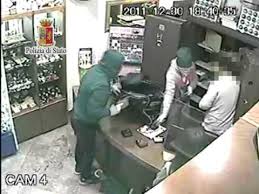 9 foto 05 novembre 2020 19:11. Video Shock Una Rapina In Gioielleria Youtube