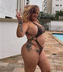 Valentina Francavilla rebate comentários gordofóbicos com desfile de maiô