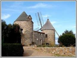 A Decouvrir Le Moulin Tour Ronde Region Viticole