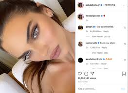 Kendall jenner and nba star devin booker appear to have confirmed their new romance by getting very close on the beach in malibu. Who Is Devin Booker Meet Kendall Jenner S Boyfriend