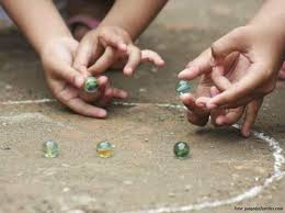 Con una tiza blanca y sobre el suelo se dibujan cuadrados y se enumeran del uno al diez. San Marcos Capital De Los Juegos Tradicionales De Honduras Diario La Prensa