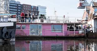 Fest & flauschig (german for firm & fluffy) is a german audio podcast hosted by satirist jan böhmermann and musician olli schulz. Olli Schulz And Fynn Kliemann Buy A Houseboat From Gunter Gabriel