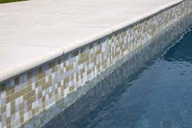 Piscine indoor & outdoor olimpionica acqua marina con temperature variabili a seconda delle oinone e dione due piscine speculari: Private House Trend Group