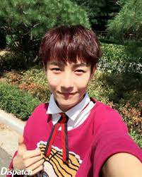 Foto cowok smp ganteng keren cool.yang paling menyentuh di saat hiro sedang sakit dan bertanya pada mika apa yang akan terjadi pada orang setelah mati lalu mika hanya tersenyum dan menjawab. Pin On Selcas De Renjun Que Ya Use En Las Cartas Diarias