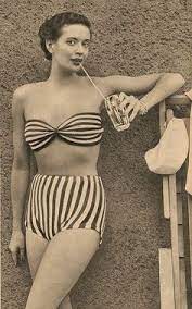 Perfetto da indossare in spiaggia al sole, oppure a passeggio abbinato ad una gonna diventa uno splendido top. 65 Ottime Idee Su Costumi Vintage Costumi Vintage Vintage Costumi