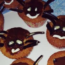 R Rester Ds Le Theme Halloween Voici Des Petits Muffins Aux Pepites De Chocolat Fait Par Mon Fils La Transformation En Araignee S Est Muffins Food Breakfast