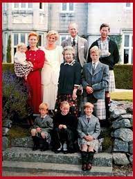 A sensational collection of the christmas cards sent by members of the royal family over the years. Zara Phillips Old Photos The Royal Forums Royal Family Princess Diana Family Princess Beatrice