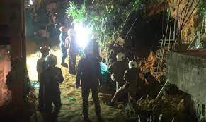 Tiga maut, seorang cedera manakala 10 lagi dipercayai masih tertimbus di dalam runtuhan tanah di tapak projek pembinaan rumah mampu milik di lengkok lembah permai, tanjung bungah pada sabtu. 4 Pekerja Asing Mati Tertimbus Di Tanjung Bungah