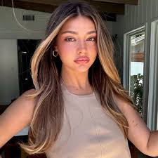 Madelyn Cline Got a Beach Bob, and Its the Coolest Transition Cut for  Fall | Glamour