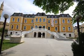 Muzeu I Kosoves Ndertesa Monumentale Eklektike Muzeu I Kosoves Konaku I Jashar Pashes Gjendet Ne Zonen E Ngushte Hi House Styles Mansions National Museum