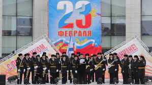 Este año, el desfile de la victoria de rusia en la plaza roja de moscú involucra a más de 12.000 soldados, alrededor de 190 artículos de hardware militar y especial y 76 aviones y helicópteros. Dia Del Defensor De La Patria Den Zashitnika Otechestva