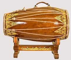 Sehingga alat musik ritmis dapat diartikan menjadi suatu alat musik yang memiliki ritme atau irama seperti dentuman, tepukan, kicrikan dan lain sebagainya. Apa Fungsi Alat Musik Ritmis Dan Jenisnya