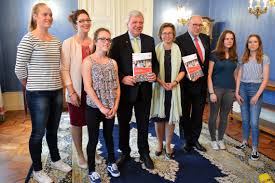 Hessen ministerpräsident volker bouffier hat sich in häusliche quarantäne begeben. Kinder Und Jugendliche Schutzen Und Ihre Rechte Starken Wiesbaden Lebt