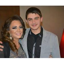 والدها محمد فواخرجي من الوسط الفني، وهو ناقدٌ السينمائي، أمّ‍ا والدتها فهي الكاتبة والأديبة ابتسام أديب. ØµÙˆØ± ÙÙˆØ§Ø®Ø±Ø¬ÙŠ ØªÙƒØ´Ù Ø¹Ù† Ø£ÙˆÙ„ ØµÙˆØ±Ø© Ù„Ø¥Ø¨Ù†Ù‡Ø§ Ø§Ù„Ø´Ø§Ø¨ Ø§Ù„Ø°ÙŠ ØªØªÙ‡Ø§ÙØª Ø¹Ù„ÙŠÙ‡ Ø§Ù„ÙØªÙŠØ§Øª Ø³Ù…Ø§ Ø§Ù„Ø¥Ø®Ø¨Ø§Ø±ÙŠØ©