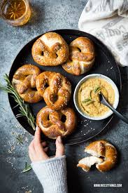 Laugenbrezeln Selber Machen Mit Whisky Honig Senf Rezept Laugenbrezeln Whiskey Honig Brezn Oktoberfest Laugengeback Rezepte Wiesn Essen Laugenbrezel