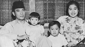 Raden soekemi bertemu dengan ida ayu ketika dia mengajar. Kisah Cinta Fatmawati Dan Ir Soekarno Yang Penuh Karisma Dan Pesona