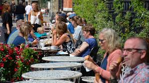 Med ditt covidbevis visar du på ett enkelt och säkert sätt att du har blivit vaccinerad. Lattnader I Restriktioner Och Inforande Av Covidbevis