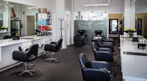 Après s'être déplacés dans votre salon, nos spécialistes dans l'aménagement de salons de coiffure, accompagnés de votre conseiller commercial, vous apporteront les propositions les plus adaptées à votre projet, tant en terme de budget que d'aménagement. Mobilier Coiffure L Agencement Tendance Pour Votre Salon De Coiffure Artisansface