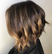 Schrager Bob Dickes Haar Karamell Strahnchen Hairstyles Bob Frisur Bob Frisuren Hinterkopf Bob Frisur Schrag