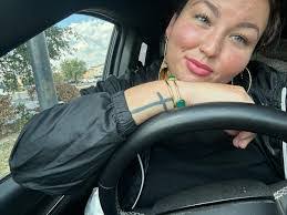 Dana Defrank's Instagram, Twitter & Facebook