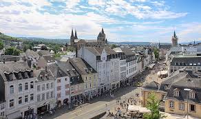 Eine fußgängerzone (in österreich auch fußgeherzone, bis 2013 in deutschland offiziell fußgängerbereich; Trier Blick Von Der Porta Nigra Auf Die Fussgangerzone Fotocommunity Portfolio Von Monika Jennrich
