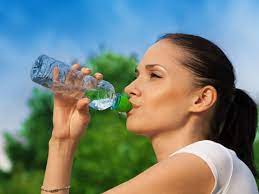 Other things that play a role include how healthy and active they are, and what the climate is like where they live. How Much Water Should I Drink Each Day
