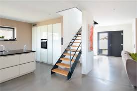 Offener Wohnbereich Mit Treppe Einer Modernen Stadtvilla Mit Loft Charakter Von Eco System Haus Haus Treppen Innen Treppe