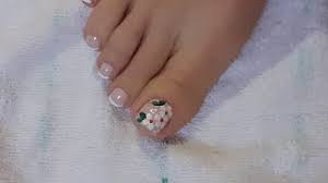 Los mejores diseños de uñas para los pies que puedes ver en fotos para sacar nuevas ideas y nuestras uñas tanto de las manos como de los pies por eso les quiero dejar alguna de las mejores ser brillos o sino figuras auto adhesivas de flores, corazones, dibujos animados y varios motivos mas. Unas Decoradas De Pies Faciles