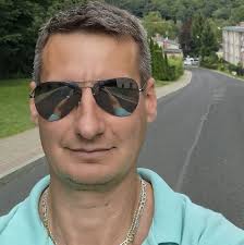 Taka sytuacja 🤣 gdy byliśmy w Tunezji to cały czas miałem z tyłu głowy  taką myśl „ciekawe jak tam auto” 🤣🤣 na szczęście skończyło się  szczęśliwie 👌 doświadczenie w praniu tapicerki się