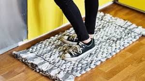 Hallo 😊 in diesem video zeige ich euch wie man ganz leicht aus stoffresten oder allten klamotten die man in kleine streifen schneidet einen wunderschönen te. Diy Teppich Teppich Selber Machen Youtube