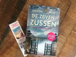 De serie gaat over zeven zussen die van hun overleden adoptievader een brief met aanwijzingen over hun afkomst gekregen hebben. Sandra Leest Eindelijk De Zeven Zussen En Maakt De Winnaars Van Het Boek Bekend Damespraatjes