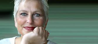 Ein für die frisuren sollten die haare in mindestens schulterlang sein. Graue Haare Aber Keine Graue Maus Tipps Fur Das Richtige Styling