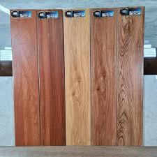 Ini 30+ rekomendasi contoh gambar keramik motif kayu modern minimalis. Granit Motif Kayu Glossy Desain Rumah