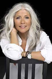 26 lange frisuren fur frauen uber 50 haare styles long gray hair grey hair color silver haired beauties