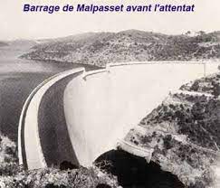 Ce barrage est toujours aujourd'hui dans l'état où il a été laissé après l'accident, et les énormes morceaux du barrage sont toujours abandonnés dans la vallée à l'aval. Catastrophe Du Barrage De Malpasset Le 2 Decembre 1959 Fatalite Ou Attentat Fln