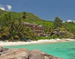 Vakítóan fehér homokos strandja, a part gránit sziklái, és a hihetetlenül türkizkék óceán varázslatos képet kölcsönöz. Seychelle Szigetek Nyaralas Tengerpati Eskuvo Naszut