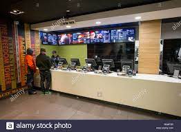 Take a look inside mcdonald's new times square flagship. Mcdonalds Zahler Stockfotos Und Bilder Kaufen Alamy