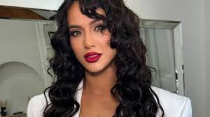 Flor Vigna hizo un challenge de baile en corpiño tejido a crochet y  minishort desabrochado