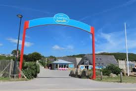 #campingparadis émission tv sur @tf1 avec merci au téléspectateurs avoir regardé hier camping paradis avec @laurentournac sur @tf1 vous etait 5,5 le patron de ce camping paradis @laurentournac pic.twitter.com/svu8dmycjf. Dans Le Finistere Le Premier Camping De Bretagne Aux Couleurs De La Serie Camping Paradis Cote Quimper