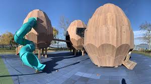 Az anakondát a 12 felettiek, a kamikazét a 14 év felettiek használhatják. Oriasi Tobozokbol All Balatonfenyves Legujabb Jatszotere Likebalaton