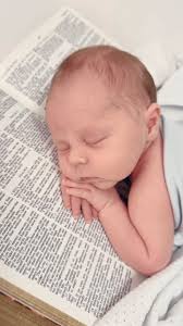 How is this my job 🥹 , #laurenandbee #newbornphotography  #newbornphotographer #tnphotographer #milestonephotography #pikevilletn