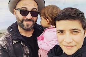 Giuliano sangiorgi (born 24 january 1979 in nardò, lecce, italy) is one of the leading and most eclectic young italian artist, who has gained increasing fame both as singer, songwriter, composer and together with his rock band negramaro. La Lettera D Amore Di Giuliano Sangiorgi Alla Figlia Stella Sono Diventato Un Altro Uomo