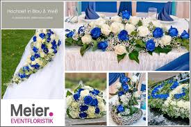 Hochzeit In Blau Und Weiss Komplett Aus Naturlichen Blumen Blumenschmuck Hochzeit Tischdekoration Hochzeit Blumendeko Hochzeit