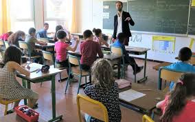 Confinement Le President Macron Prepare La Rentree Des Classes A Poissy Le Parisien