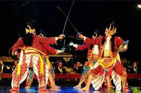 Mengenai asal usul pencak silat di indonesia, sampai saat ini belum ada yang dapat memastikan kapan dan bagaimana asal muasal pencak silat ini. Tari Beksan Wireng Sejarah Asal Usul Gerak Tari Dan Propertinya Halaman All Kompas Com