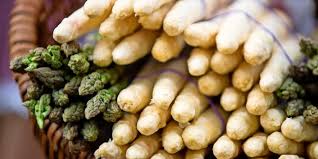 Asparagus gibt es in verschiedenen arten, die allesamt durch ihre zartgefiederten triebe auffallen. Spargelhofe In Brandenburg Hier Gibt Es Spargel Satt Direkt Vom Feld