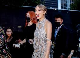 Taylor Swift To Make Feature-Length Directorial Debut