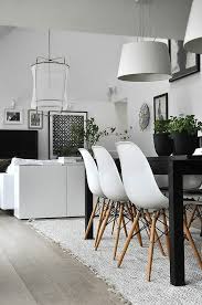 Que vous achetiez des meubles pour votre maison ou votre bureau, les chaises empilables sont un moyen génial de rationaliser l'espace. Les Chaises De Salle A Manger 60 Idees Archzine Fr