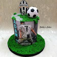 Altra versione della cake juventus decorata con panna e pasta di zucchero. Pin By Kathryn Davis On Jack Soccer Birthday Cakes Football Cake Design Soccer Cake